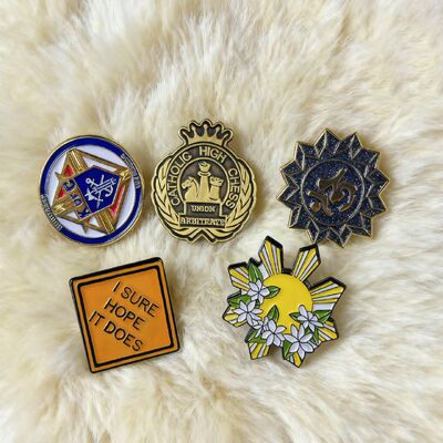 Beli Custom Soft Enamel Lapel Pins dalam ukuran pelanggan dengan bahan paduan seng untuk branding pribadi online manufacture