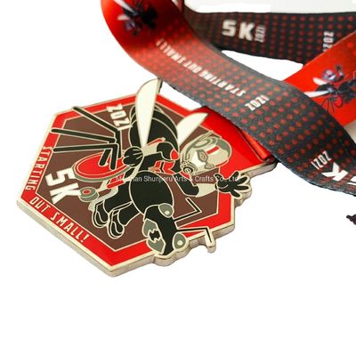 Harga yang bagus Medali gulat paduan seng khusus dengan enamel lembut dan emas dilapisi untuk penghargaan sekolah on line