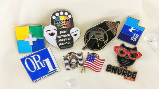 1.5mm - 2mm Custom Lapel Pins Gold Plating Hard Soft Spinner Pins Untuk Hiburan
