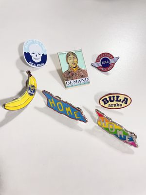 Harga yang bagus Pin Kerah Enamel Lunak Kustom dengan Ketebalan 1.5mm dan Kopling Kupu-kupu untuk Hadiah Bisnis on line