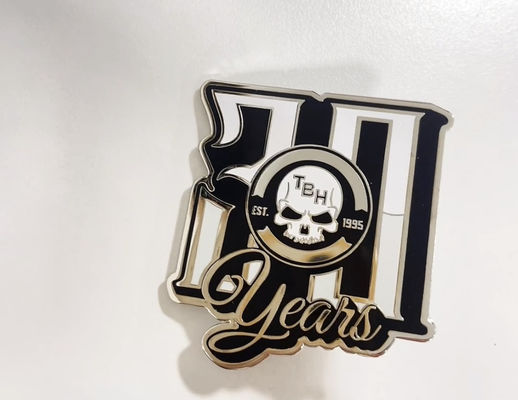 Harga yang bagus Pin Kerah Enamel Keras Kustom dengan Ketebalan 1.5mm dan Kopling Kupu-kupu untuk Hadiah Bisnis on line