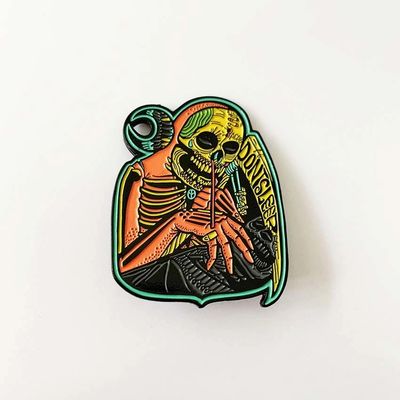 Pin Pabrik berkualitas tinggi Desain Kustom Logam Anda Sendiri Pin Enamel Lunak Keras Pin Kerah Dilengkapi Dengan Kopling Kupu-kupu