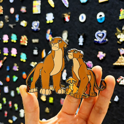 Custom Enamel Pin ️ Soft/Hard Finish dengan Glitter & UV Print ️ Cute Cartoon Anime Logo Badge