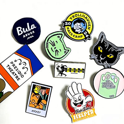 Dapatkan pin enamel berlapis emas antik kustom dengan logo die-cut lembut atau keras untuk lencana bros