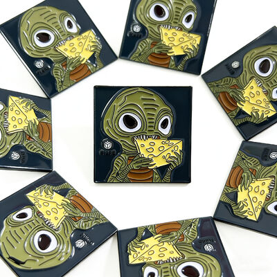 Custom 35mm lapel pin dengan ketebalan 1.5mm dan sampel cepat 5-7 hari ditawarkan grosir.