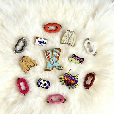 Harga yang bagus Custom Design Lapel Pins dengan Hard/Soft Enamel Finish dan UV Printing untuk Branding on line