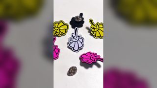 Pin Enamel Kustom OEM Pin Enamel Lembut dengan Pembuat Logo Lencana Logam Berkilau Cetak UV Anime Lucu Keras E
