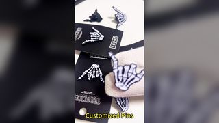 Buat pin enamel berkilau Anda sendiri dengan hasil akhir lembut atau keras, cetak UV, dan desain kartun menggemaskan.